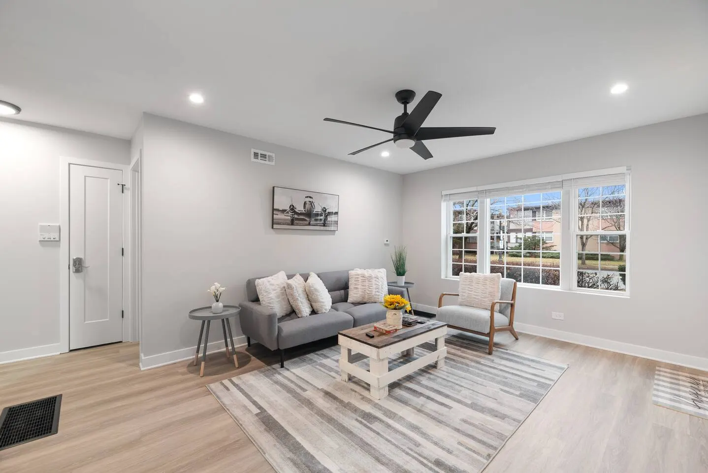 Freshly renovated Evanston condo — photo 2