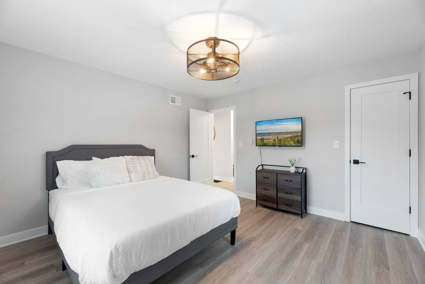 Freshly renovated Evanston condo 9