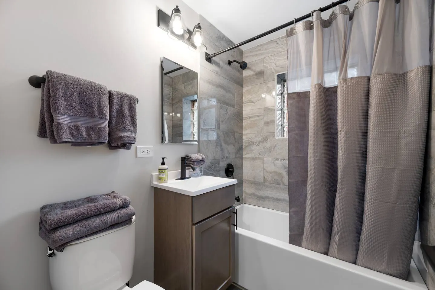 Freshly renovated Evanston condo 10