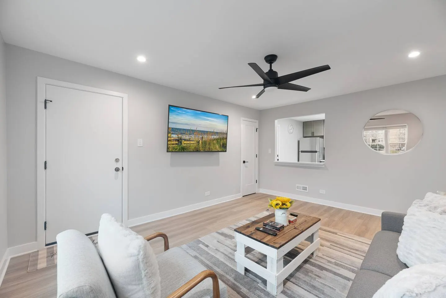 Freshly renovated Evanston condo — photo 3
