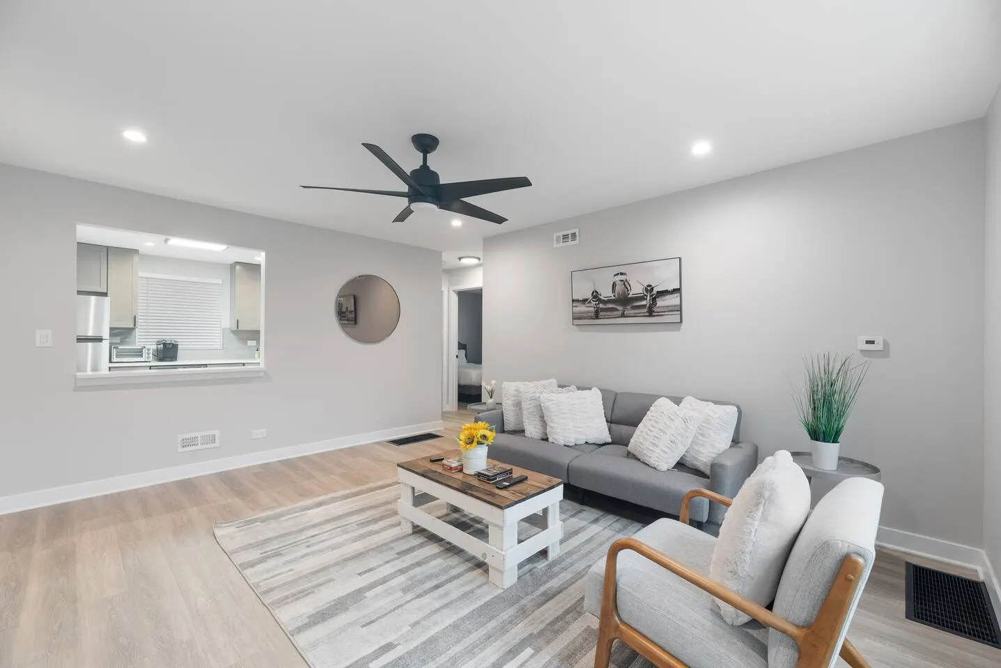Freshly renovated Evanston condo — photo 4