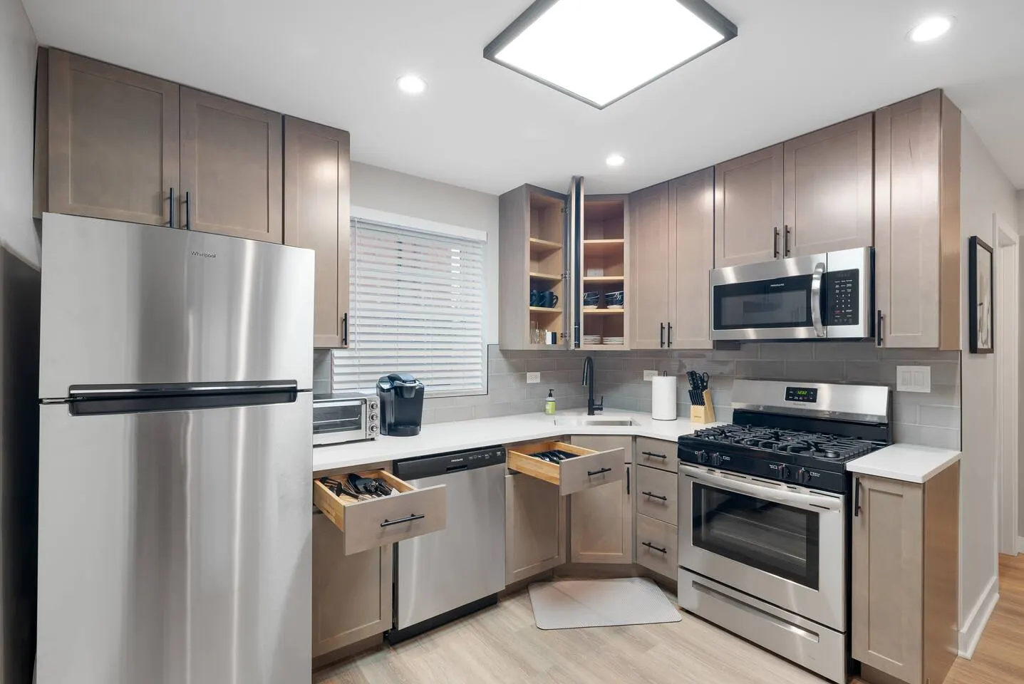 Freshly renovated Evanston condo 6