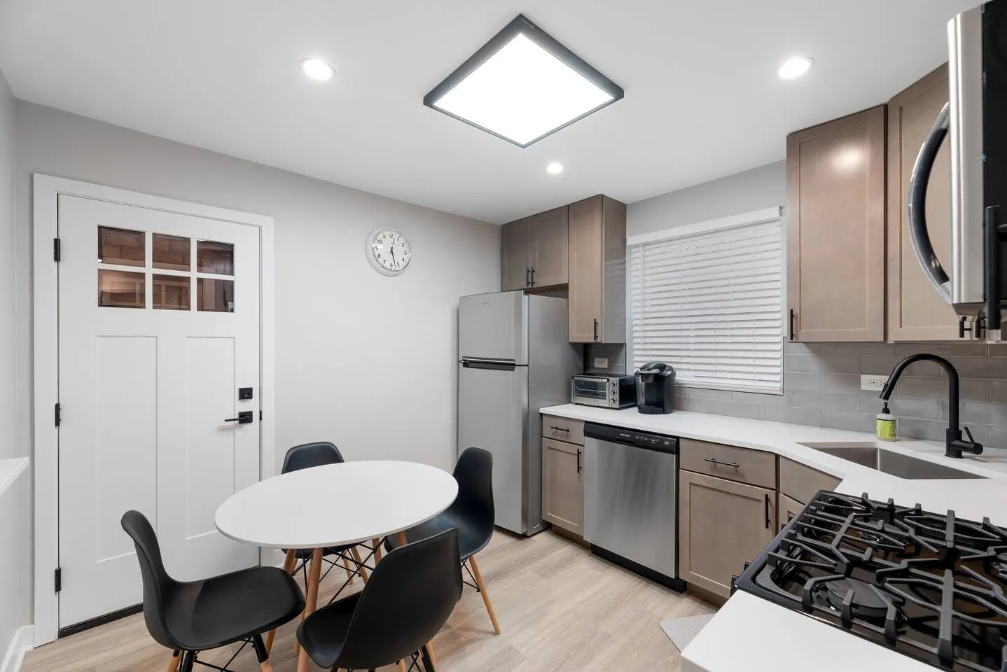 Freshly renovated Evanston condo 7