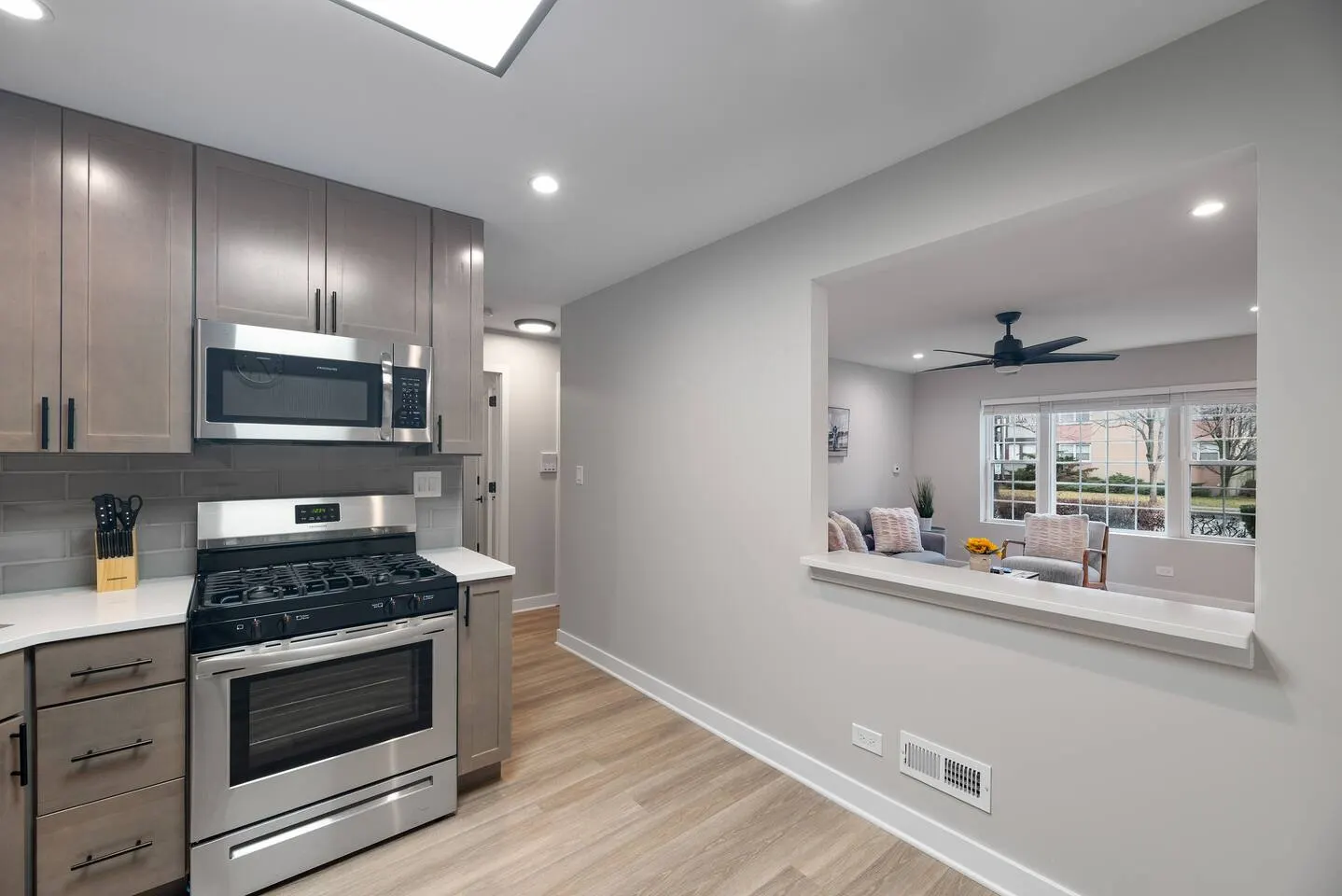 Freshly renovated Evanston condo 8