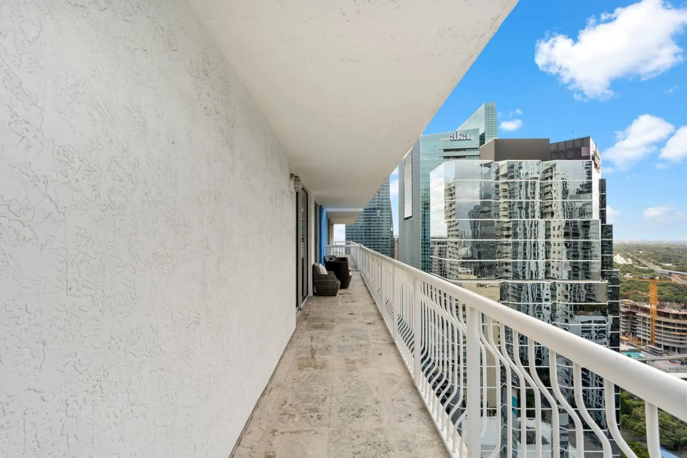 Spacious 3 bedrooms with Parking 2