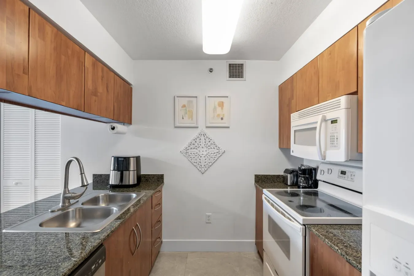 Spacious 3 bedrooms with Parking 12