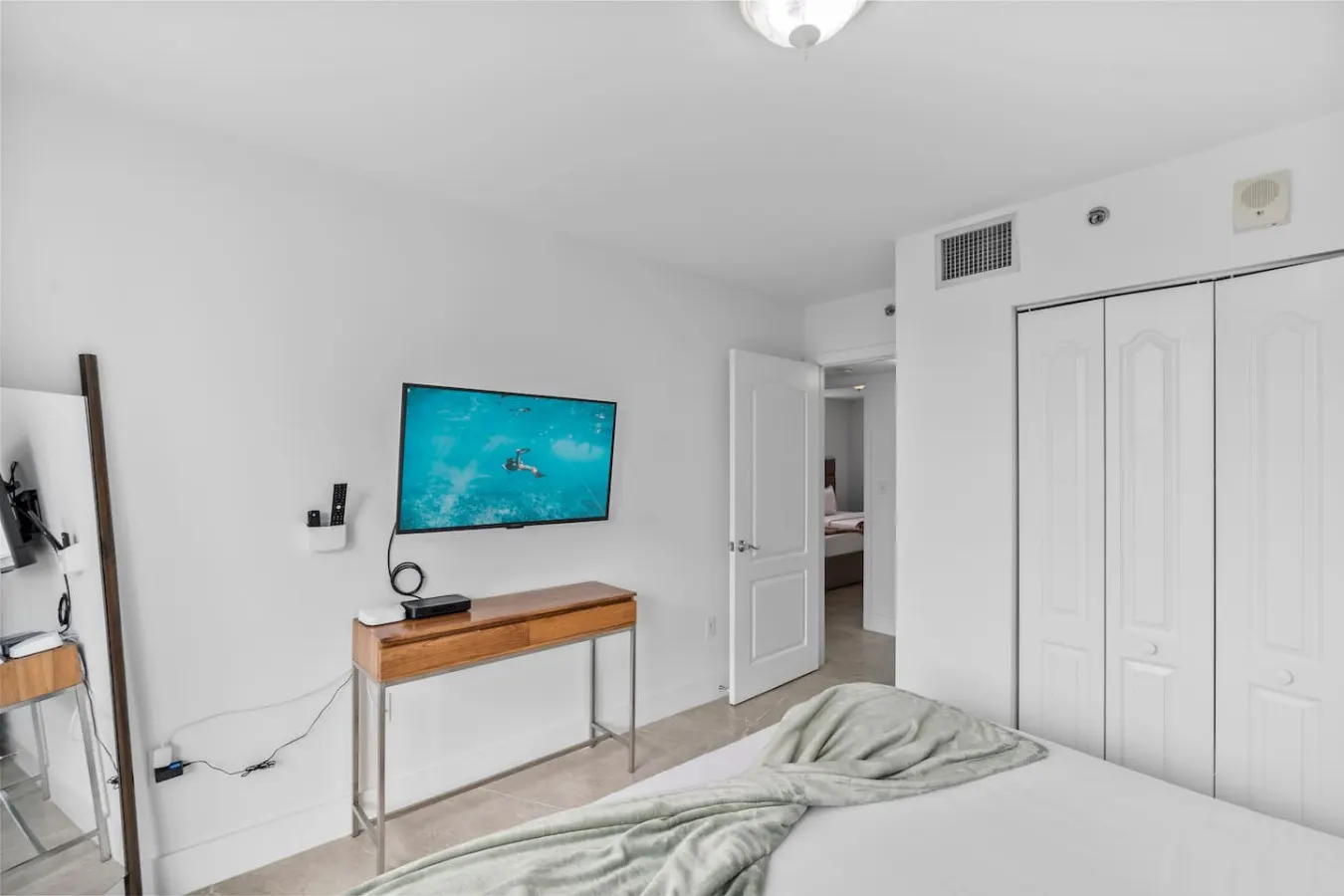 Spacious 3 bedrooms with Parking 18