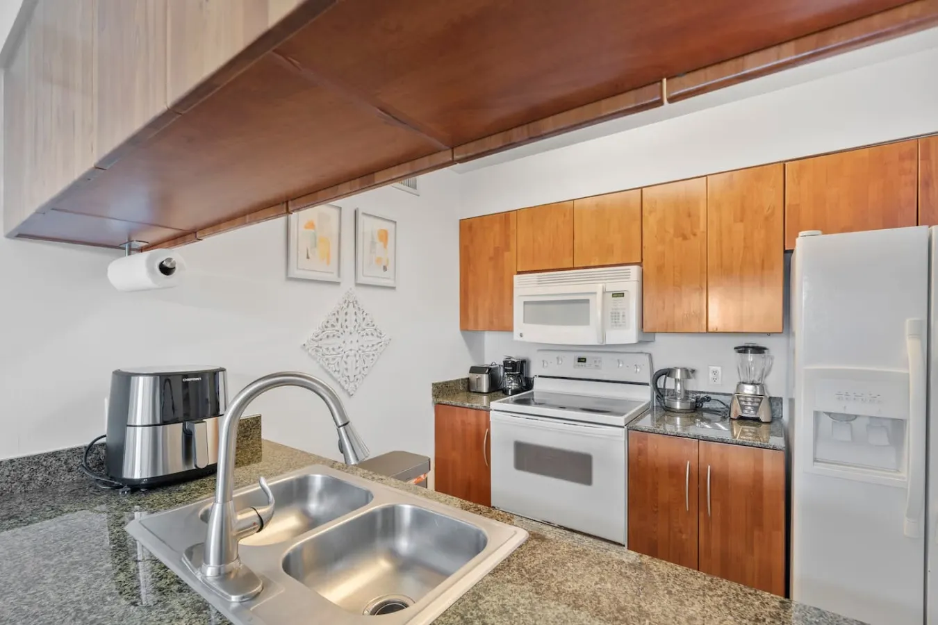 Spacious 3 bedrooms with Parking 5