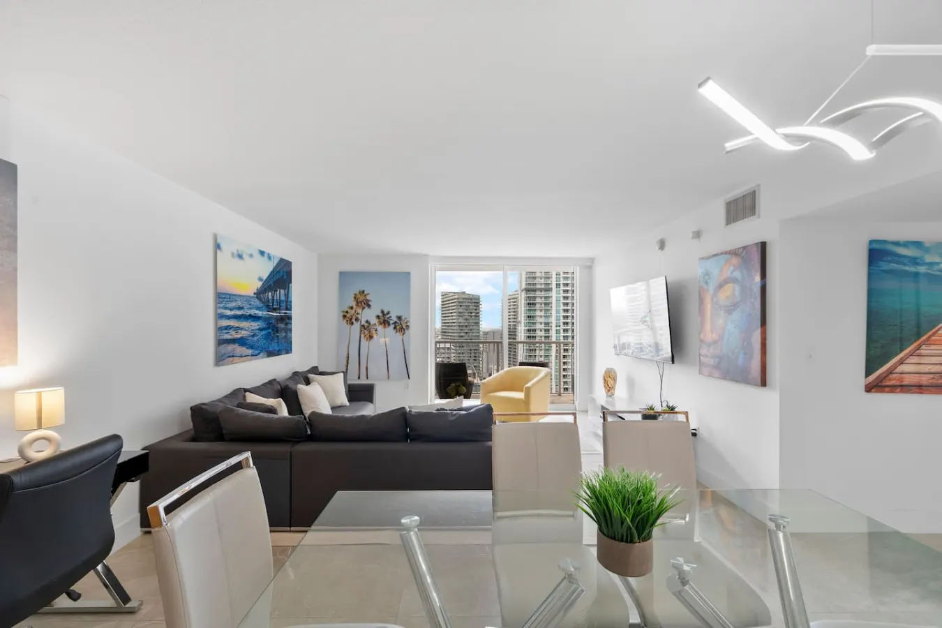Spacious 3 bedrooms with Parking 6