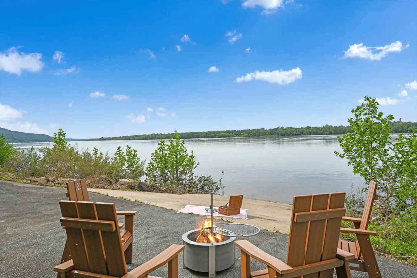 The Riverfront Boathouse Getaway 6