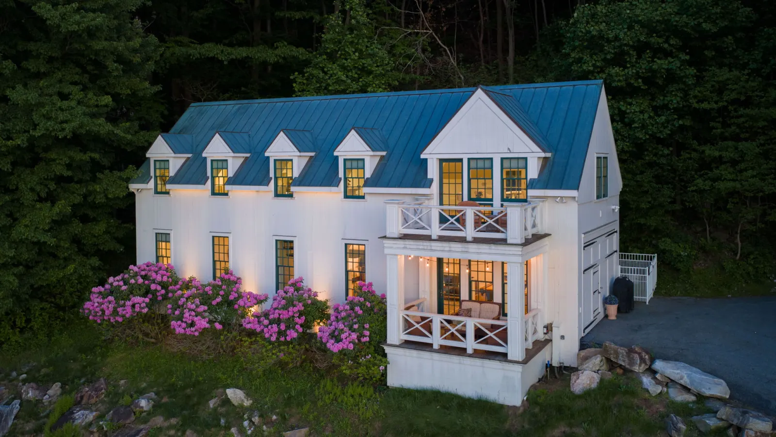 The Riverfront Boathouse Getaway 8