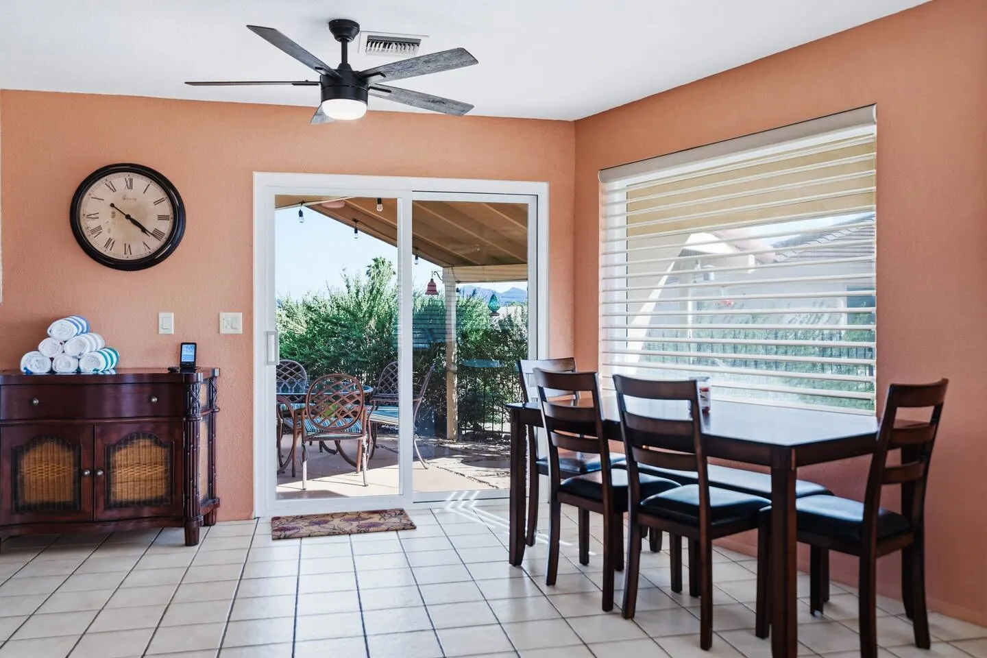 Close to downtown! Pool 3bd Sleeps 8 9