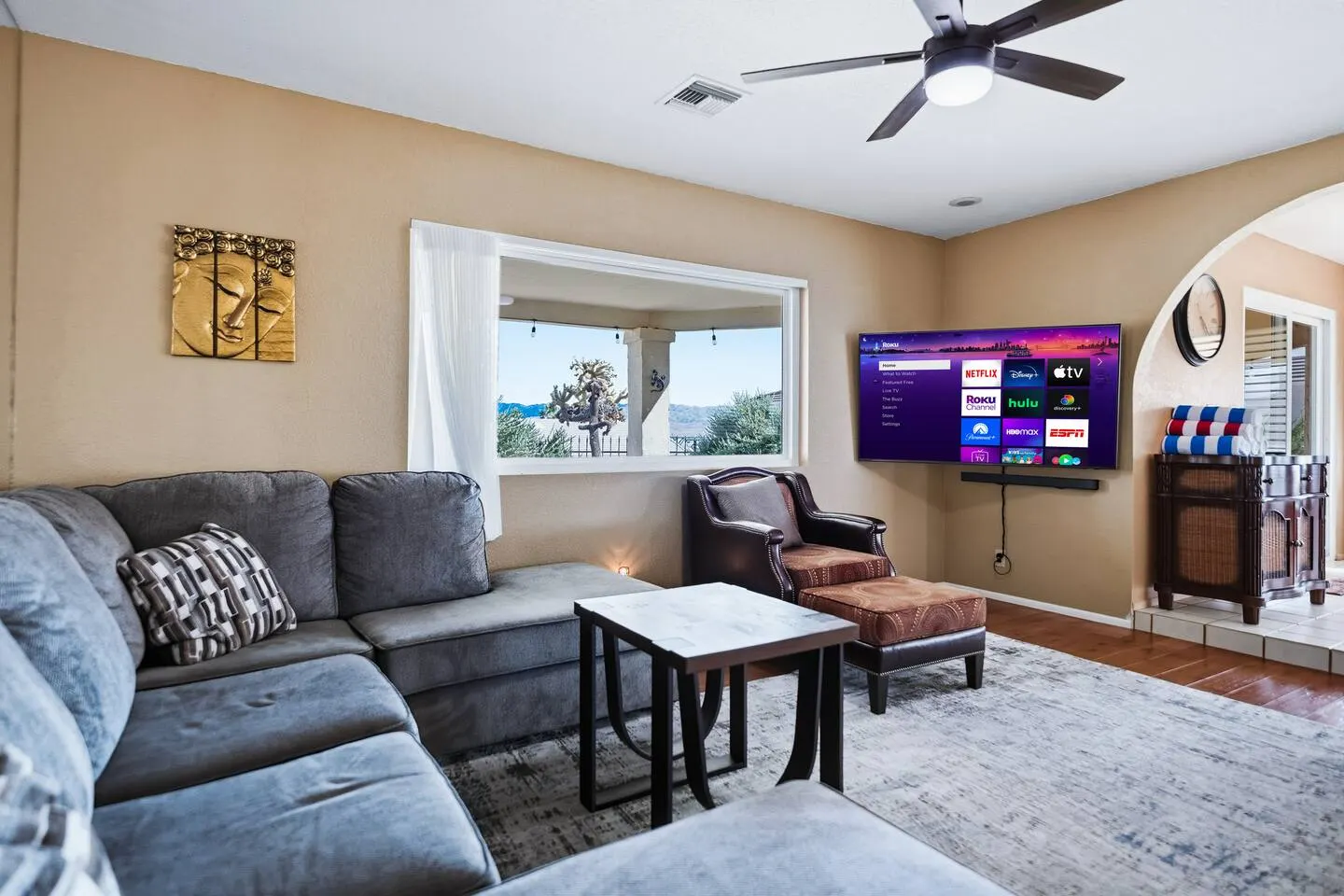 Close to downtown! Pool 3bd Sleeps 8 12