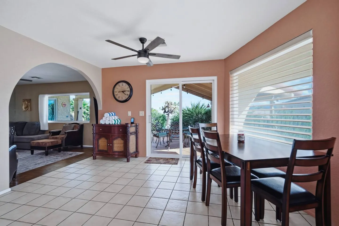Close to downtown! Pool 3bd Sleeps 8 14