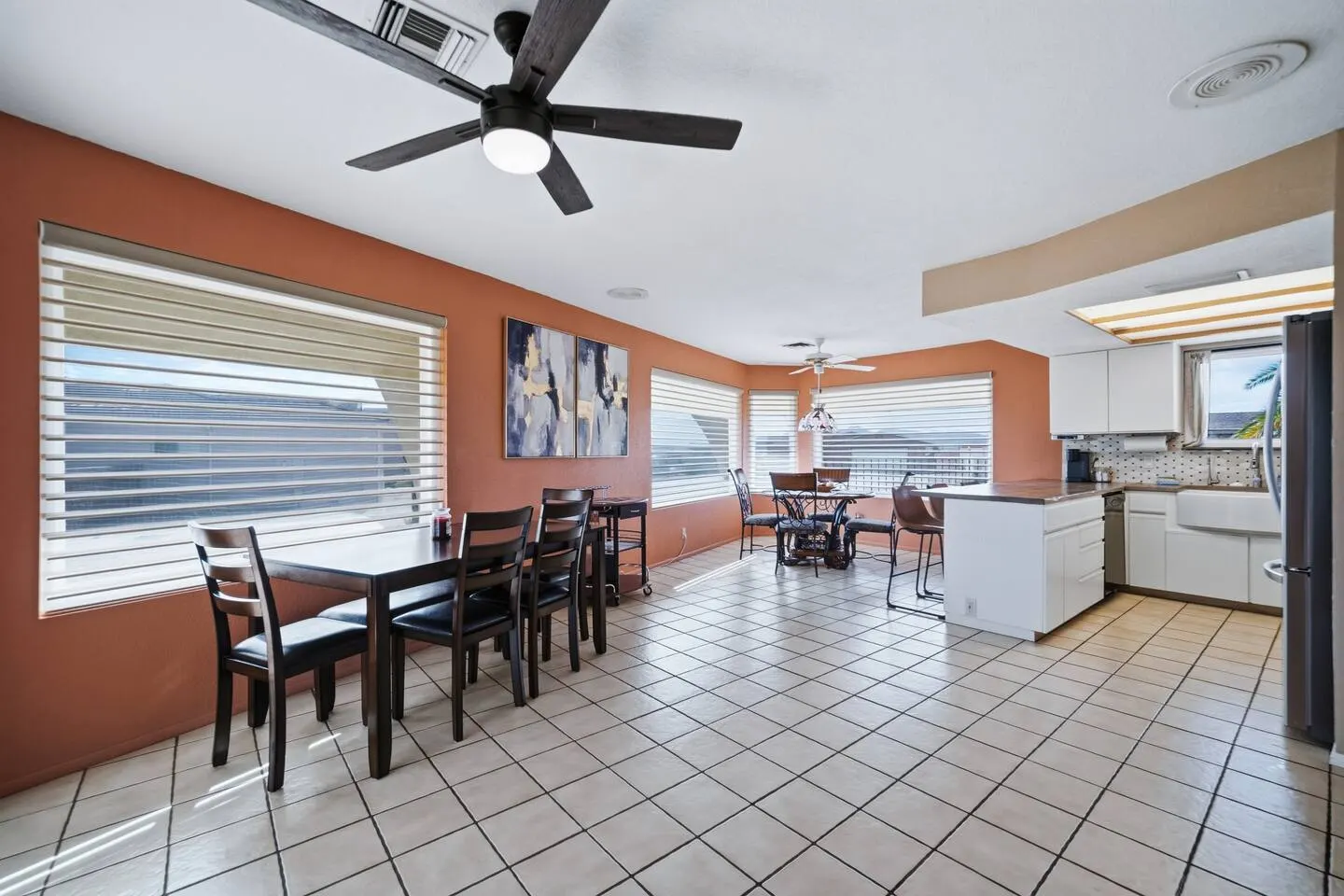 Close to downtown! Pool 3bd Sleeps 8 15