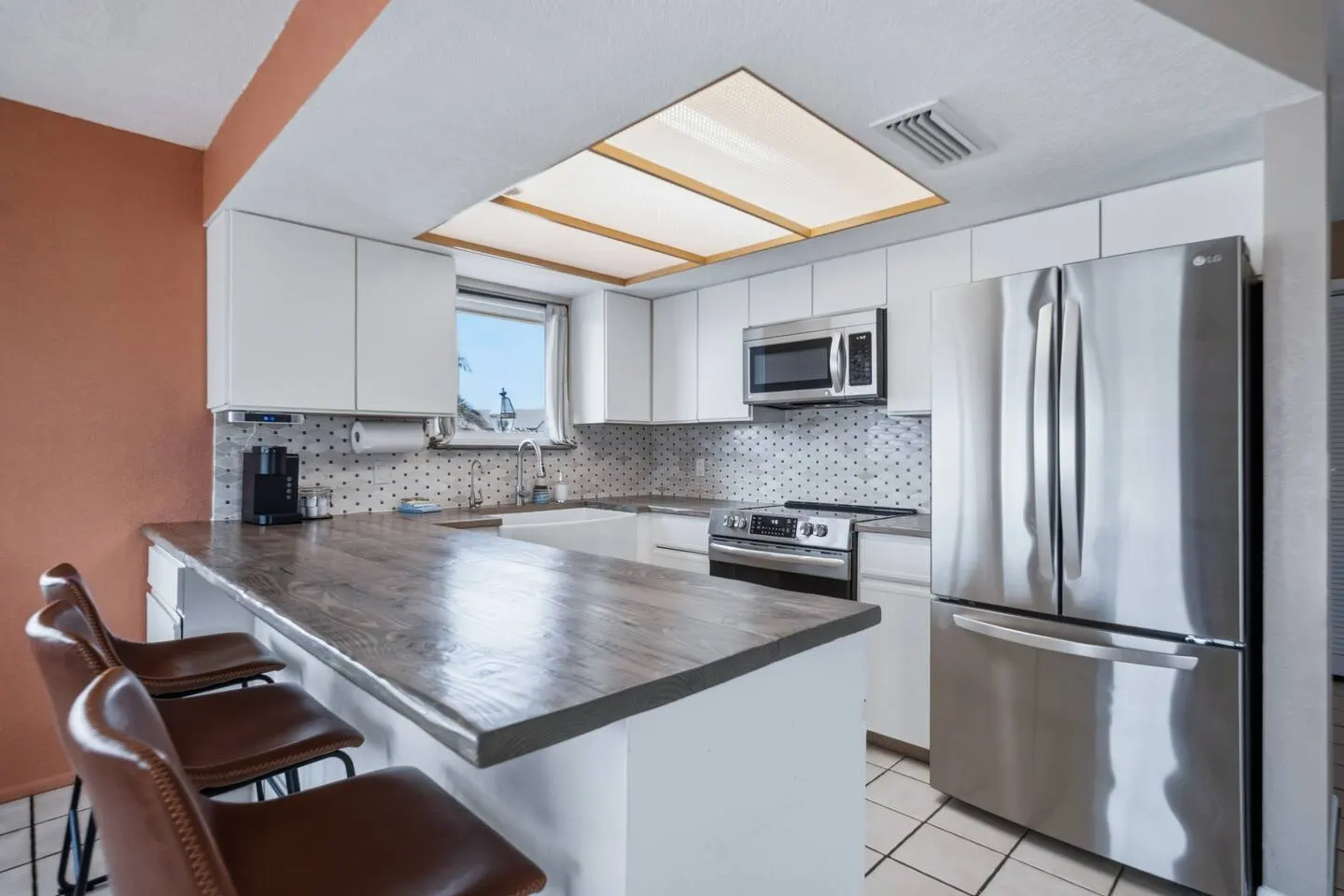 Close to downtown! Pool 3bd Sleeps 8 20