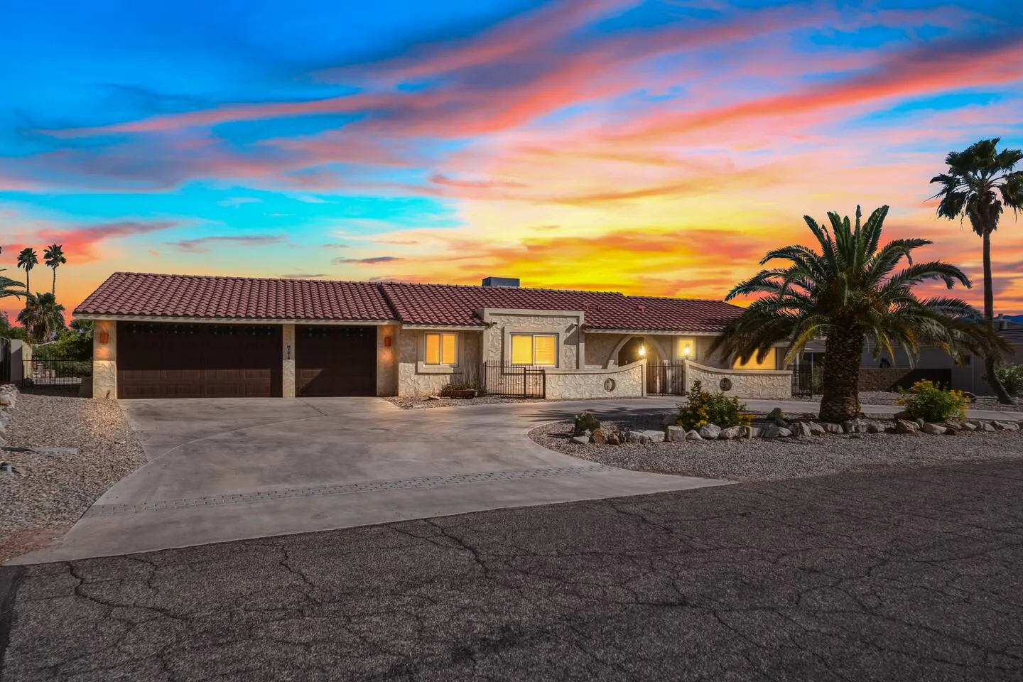 Close to downtown! Pool 3bd Sleeps 8 6