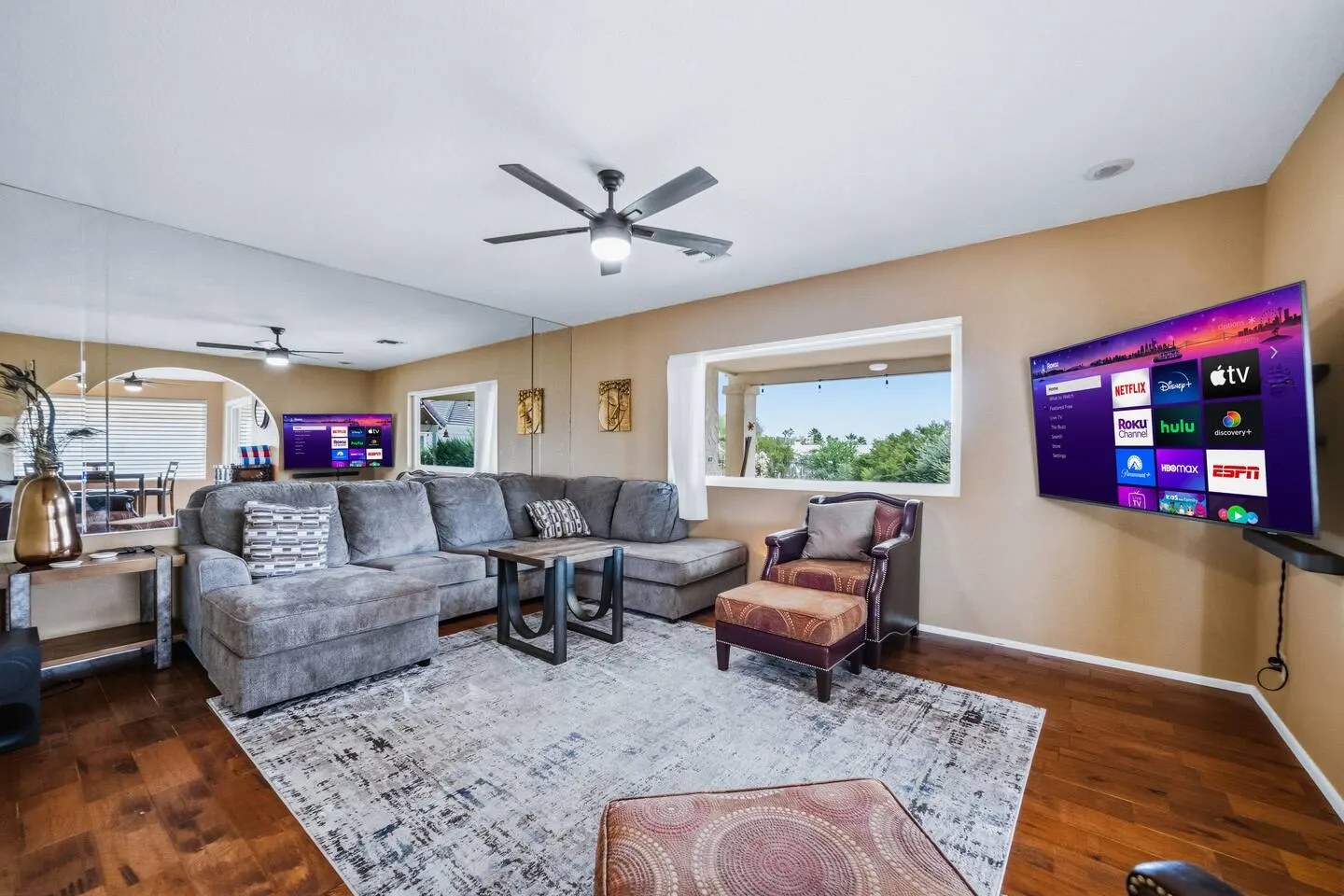 Close to downtown! Pool 3bd Sleeps 8 7