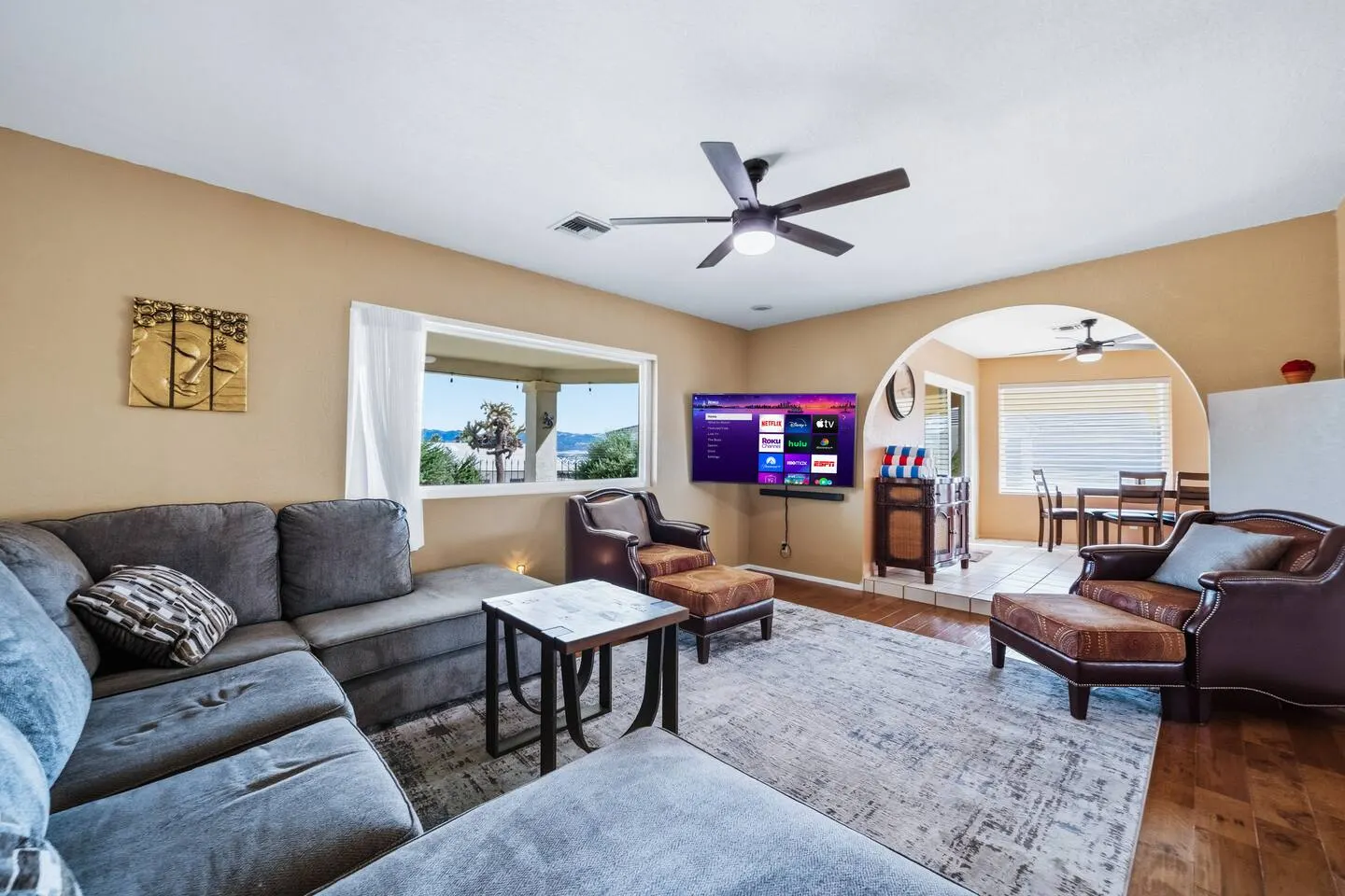 Close to downtown! Pool 3bd Sleeps 8 8