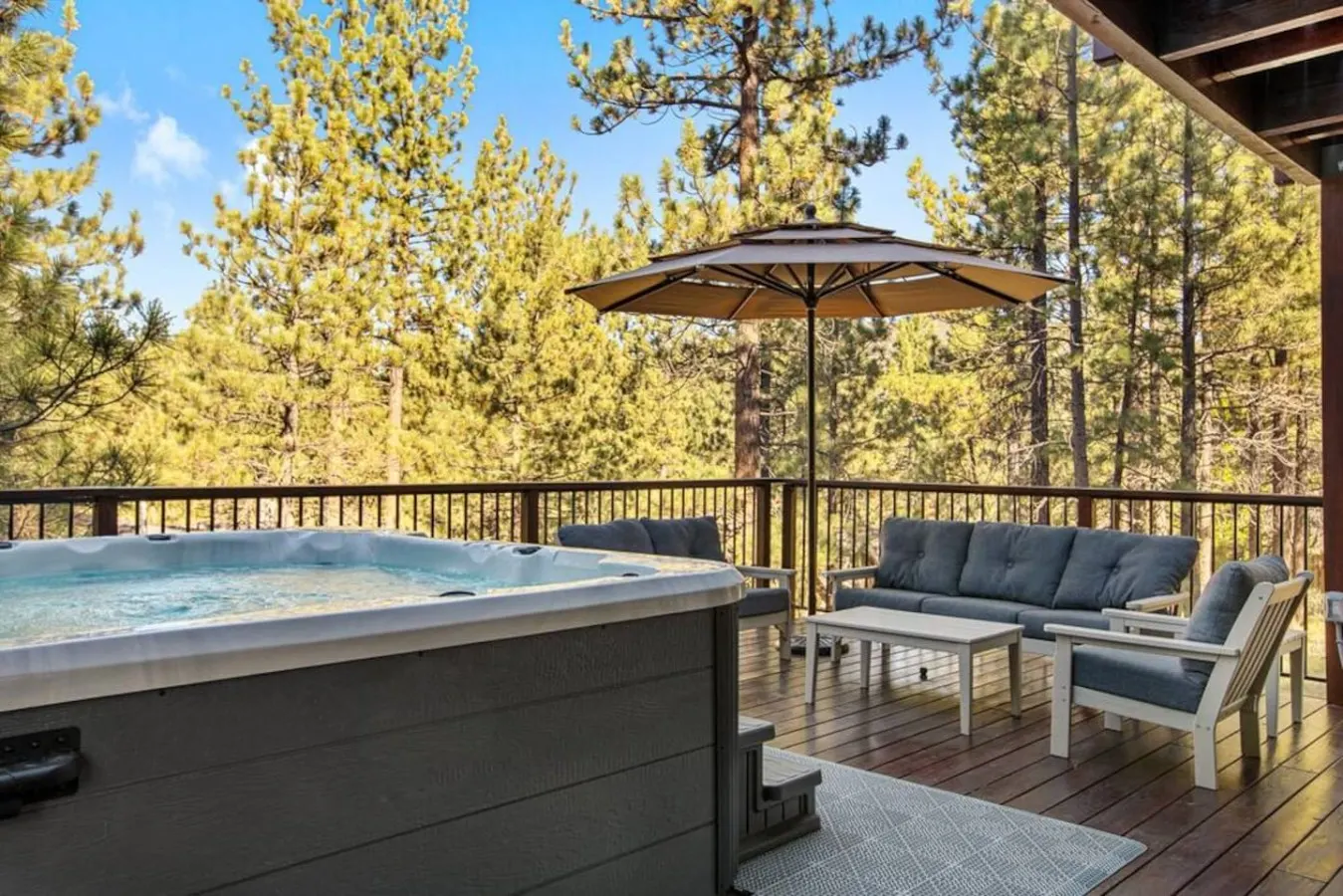 Four Seasons 4 BR Cabin, Views, Games & Hot Tub