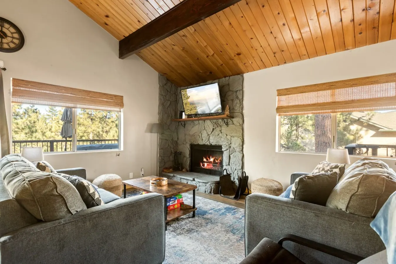 Four Seasons 4 BR Cabin, Views, Games & Hot Tub 2