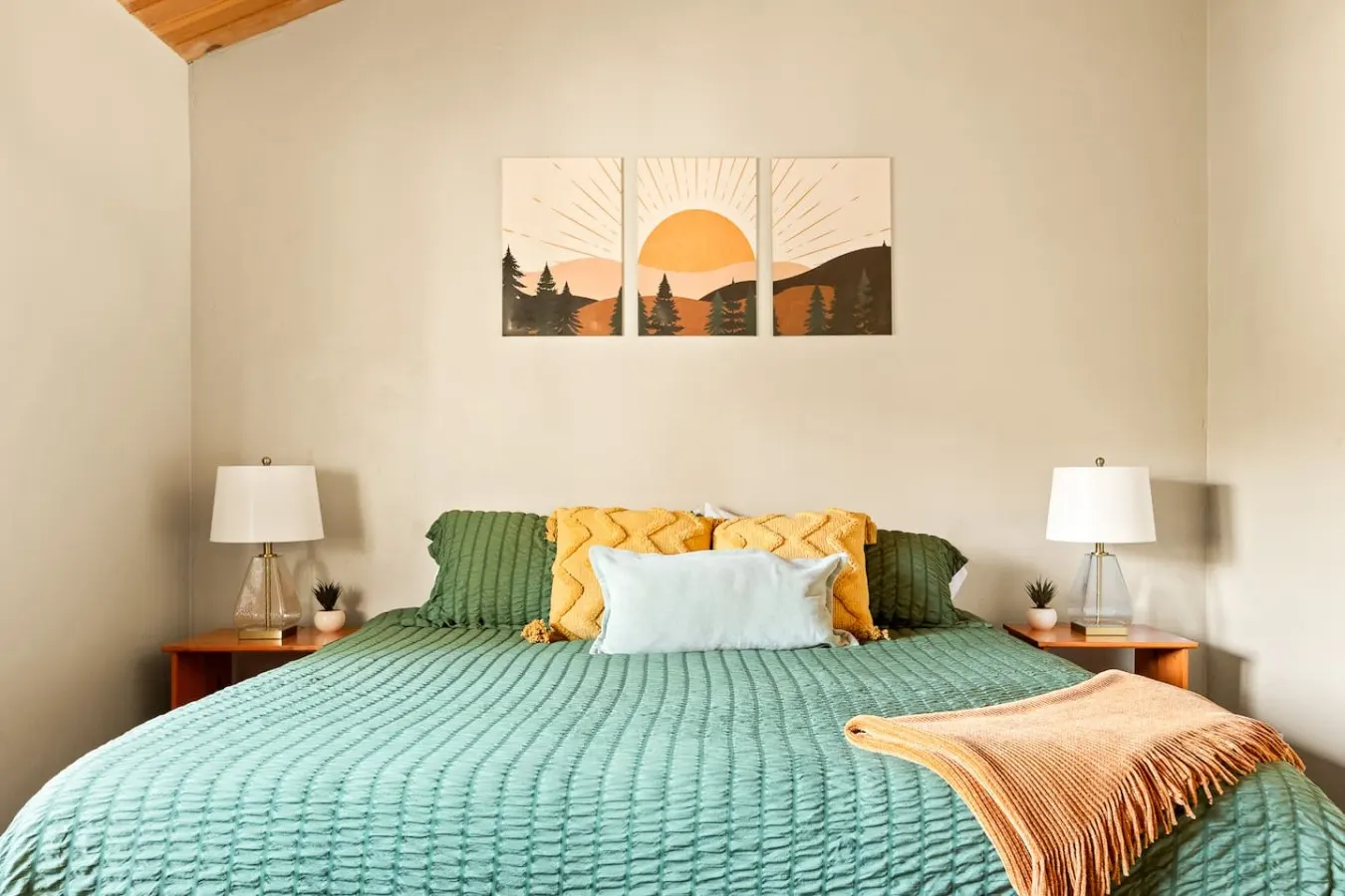 Four Seasons 4 BR Cabin, Views, Games & Hot Tub 16