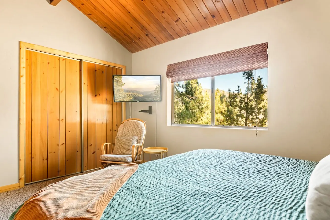 Four Seasons 4 BR Cabin, Views, Games & Hot Tub 18