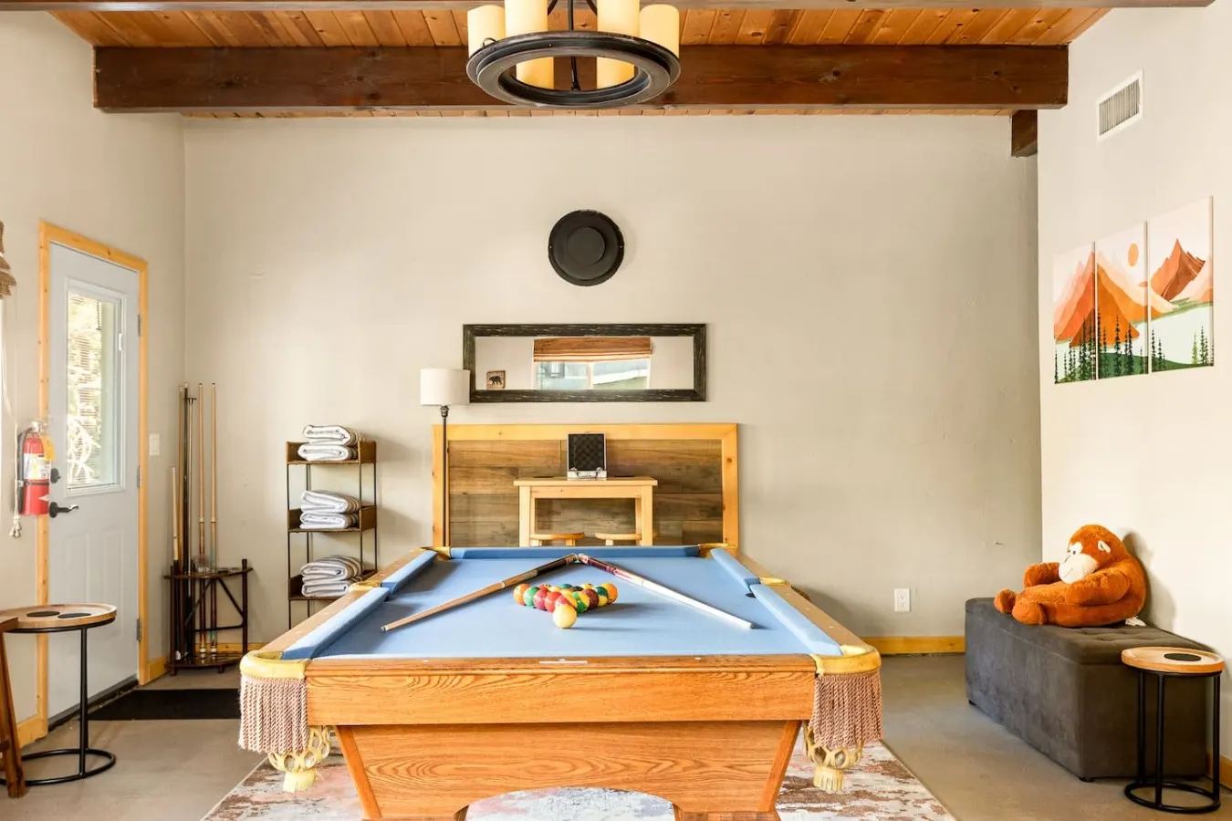 Four Seasons 4 BR Cabin, Views, Games & Hot Tub 3