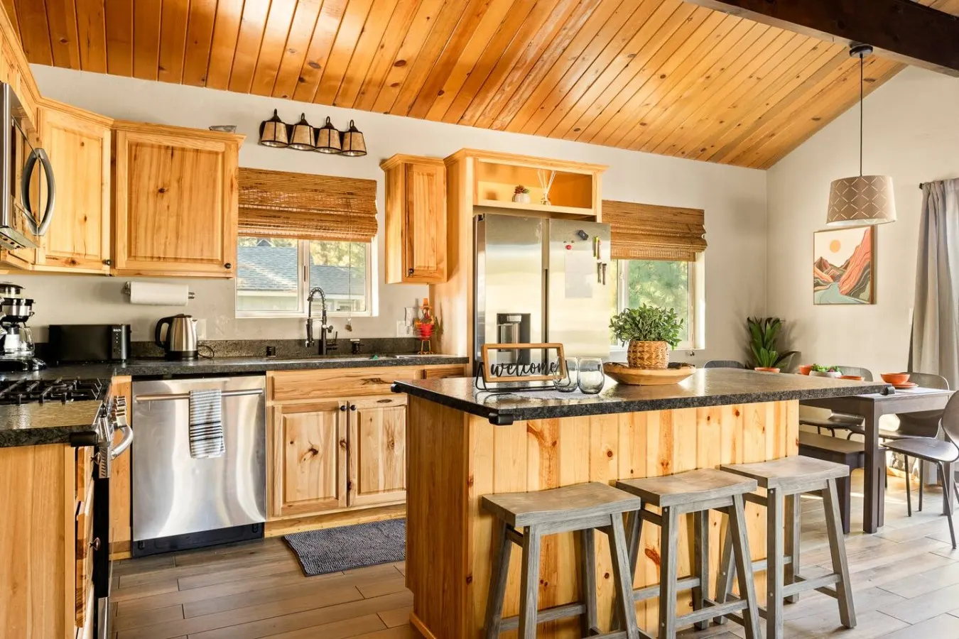 Four Seasons 4 BR Cabin, Views, Games & Hot Tub 4