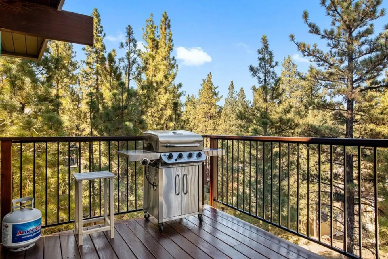 Four Seasons 4 BR Cabin, Views, Games & Hot Tub 5