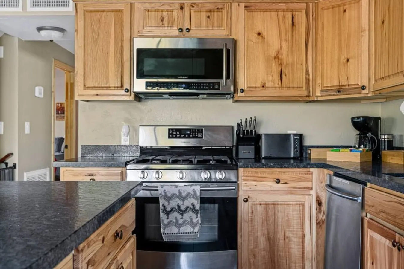 Four Seasons 4 BR Cabin, Views, Games & Hot Tub 6