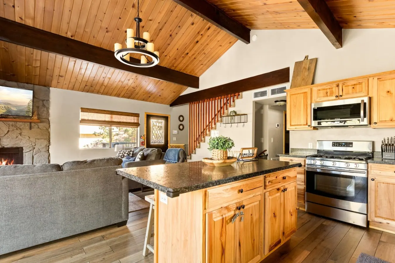 Four Seasons 4 BR Cabin, Views, Games & Hot Tub 8