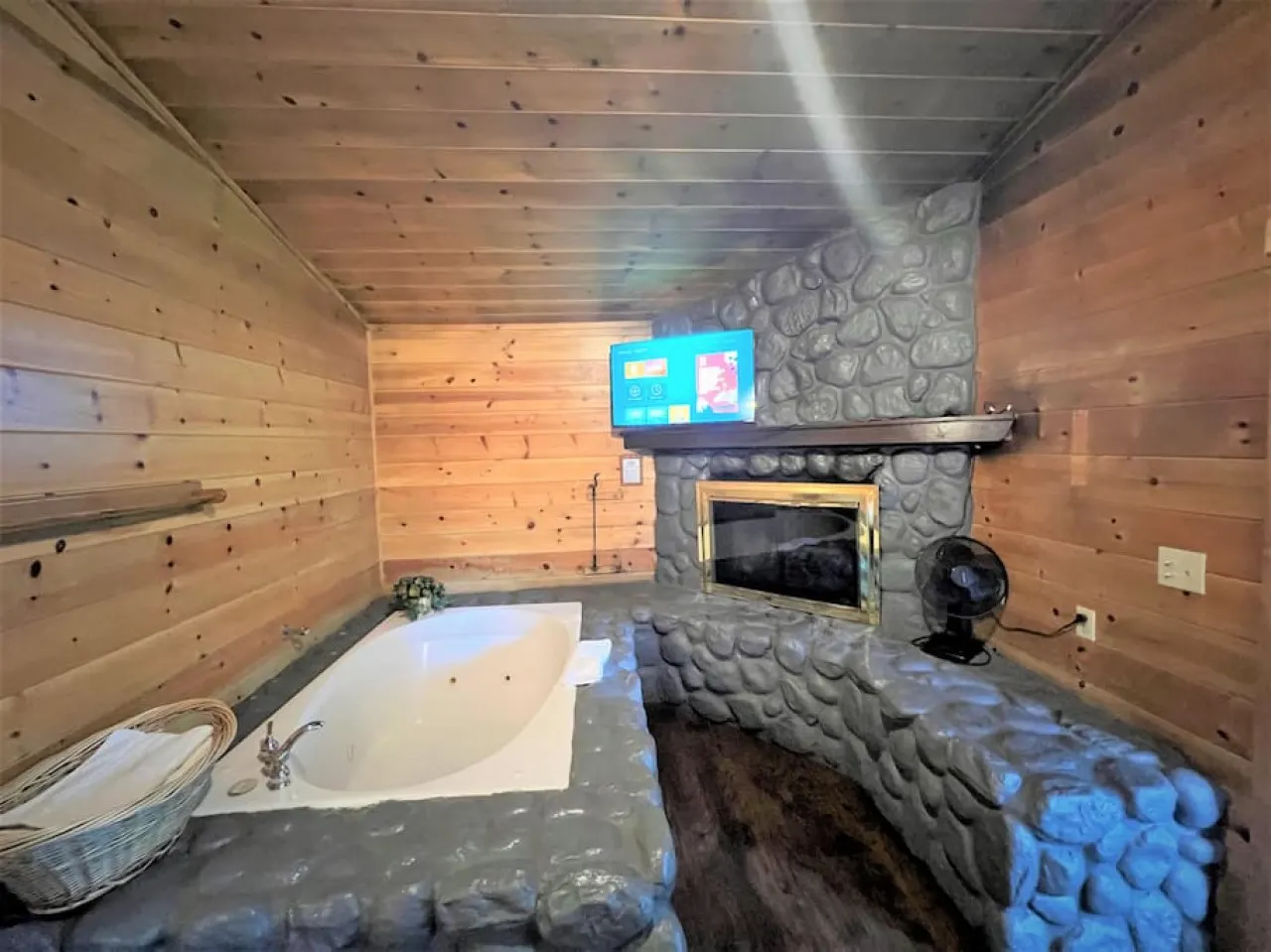 Secluded 2Bd Suite w/ Hot tub! - Bear Manor #10