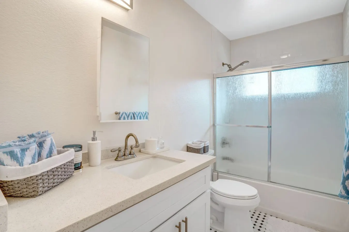 Casa Urbana -3BR/3BA- Modern Retreat 15