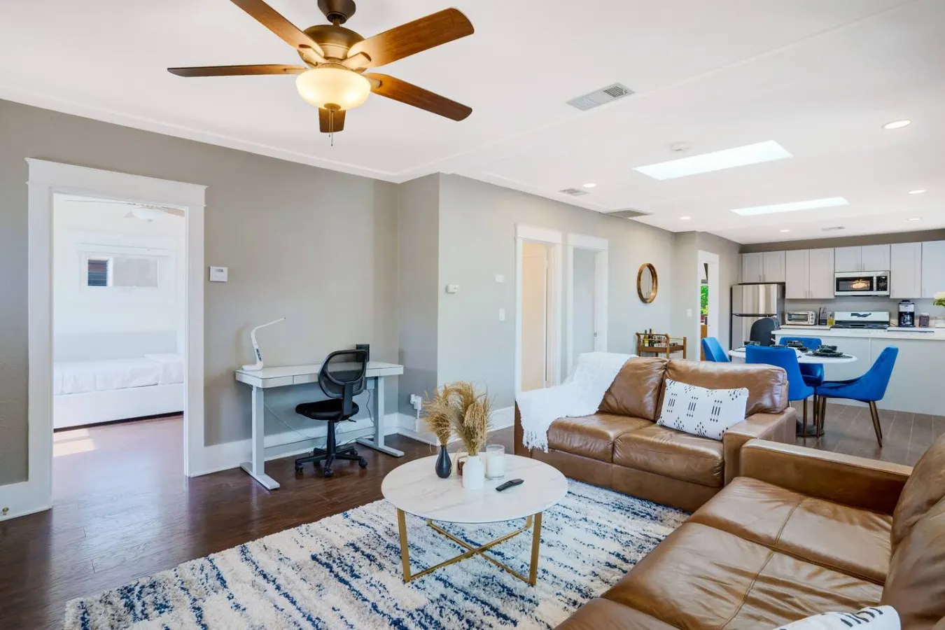 Casa Urbana -3BR/3BA- Modern Retreat — photo 3