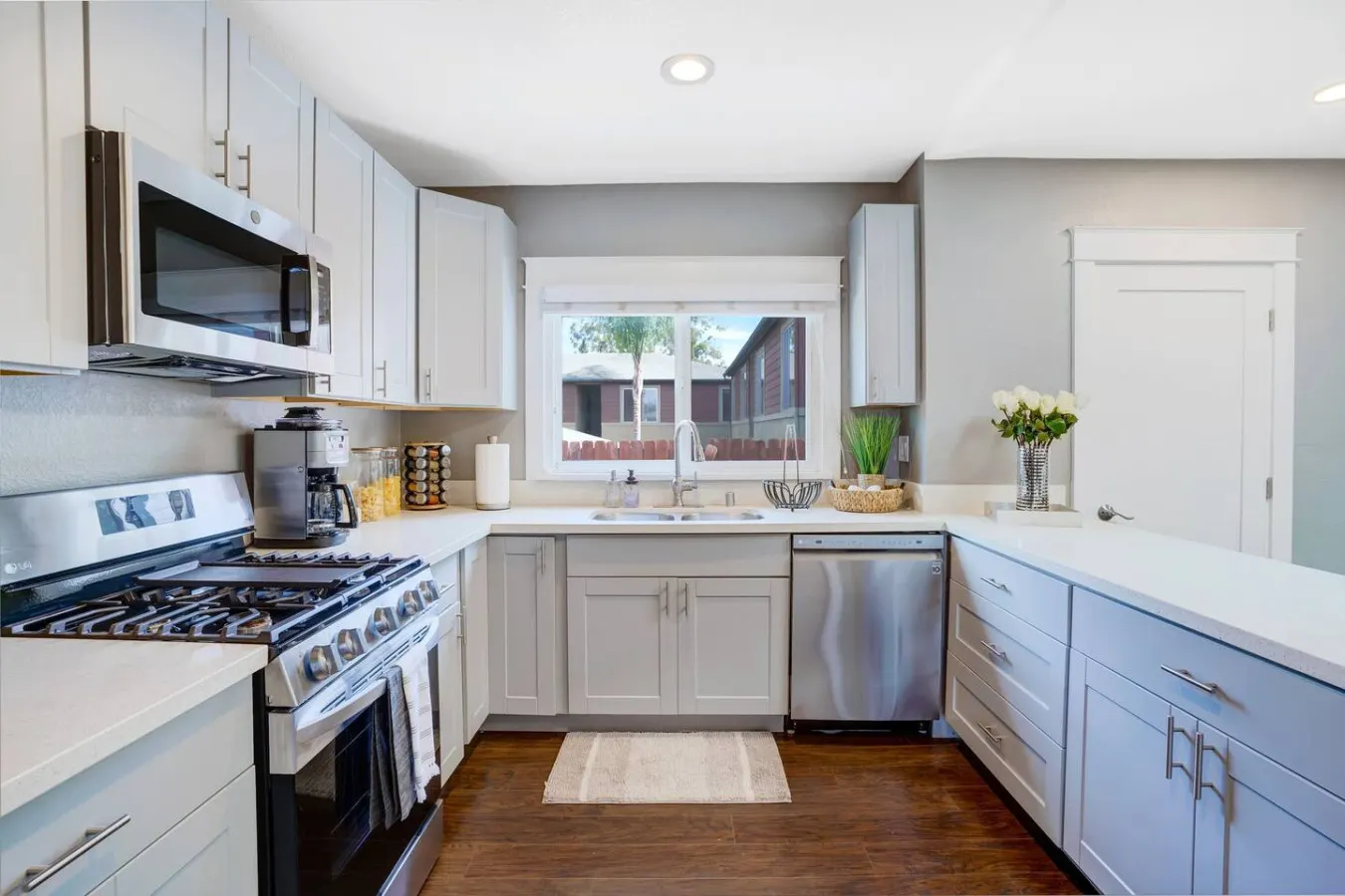 Casa Urbana -3BR/3BA- Modern Retreat 8