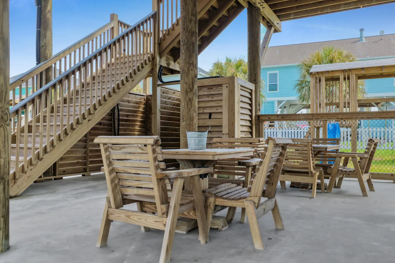 Beach Bum, Bolivar Peninsula, Sleeps 14, 4 Bedrooms, In Town, Pet & Kid Friendly, Walk to Beach, Fully Fenced Back Yard,