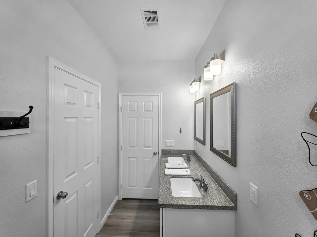 Beach Bum, Bolivar Peninsula, Sleeps 14, 4 Bedrooms, In Town, Pet & Kid Friendly, Walk to Beach, Fully Fenced Back Yard 14
