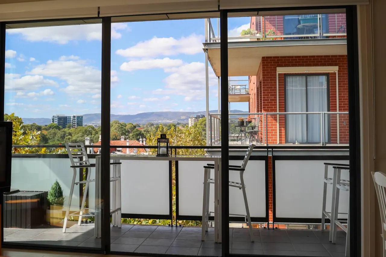 The East-Ender 1BR Balcony City View — photo 2