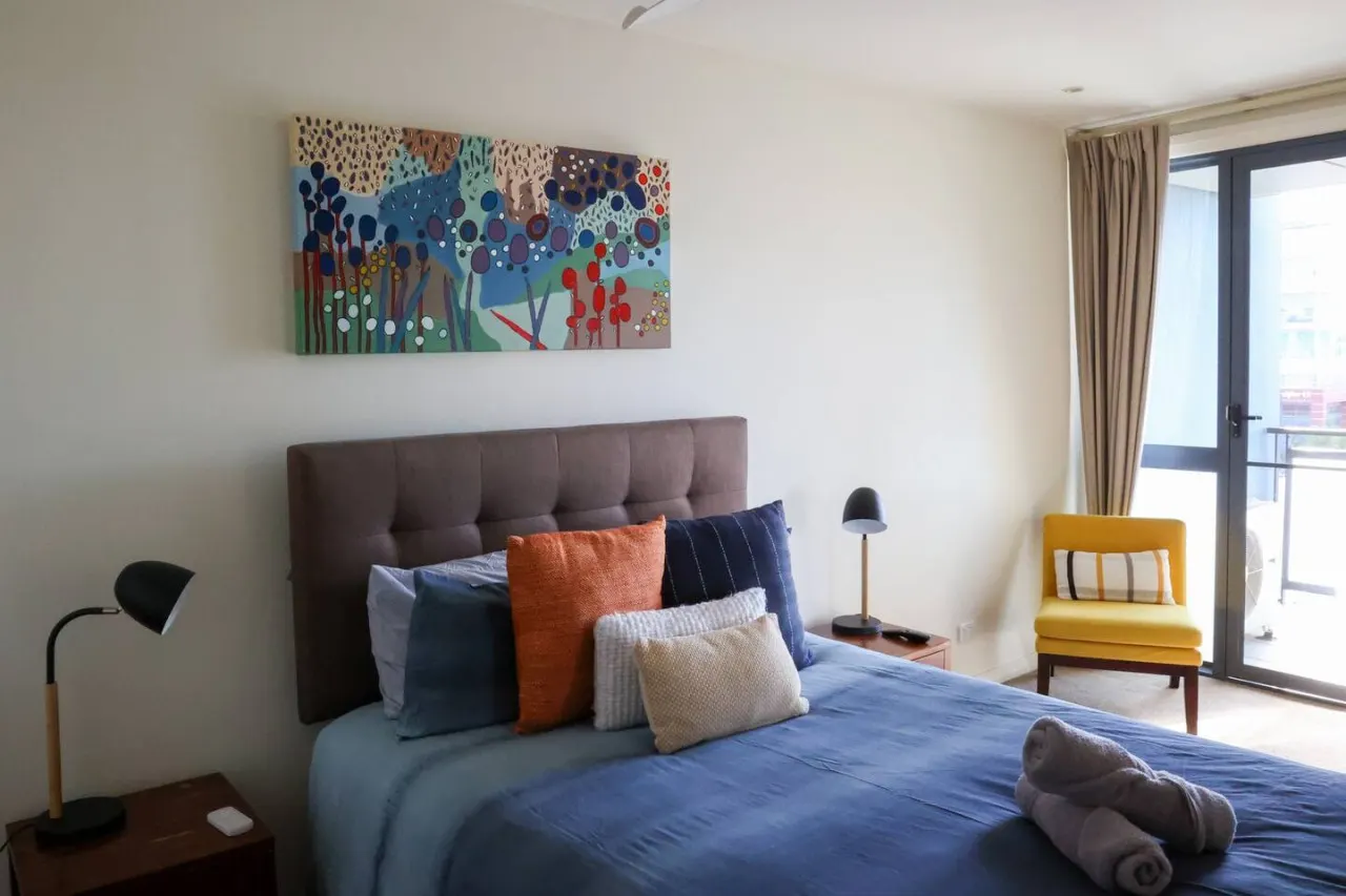The East-Ender 1BR Balcony City View — photo 4