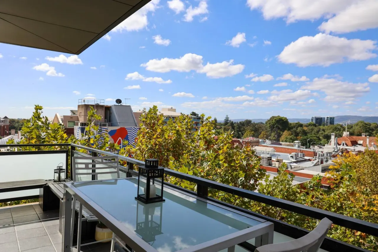 The East-Ender 1BR Balcony City View — photo 5