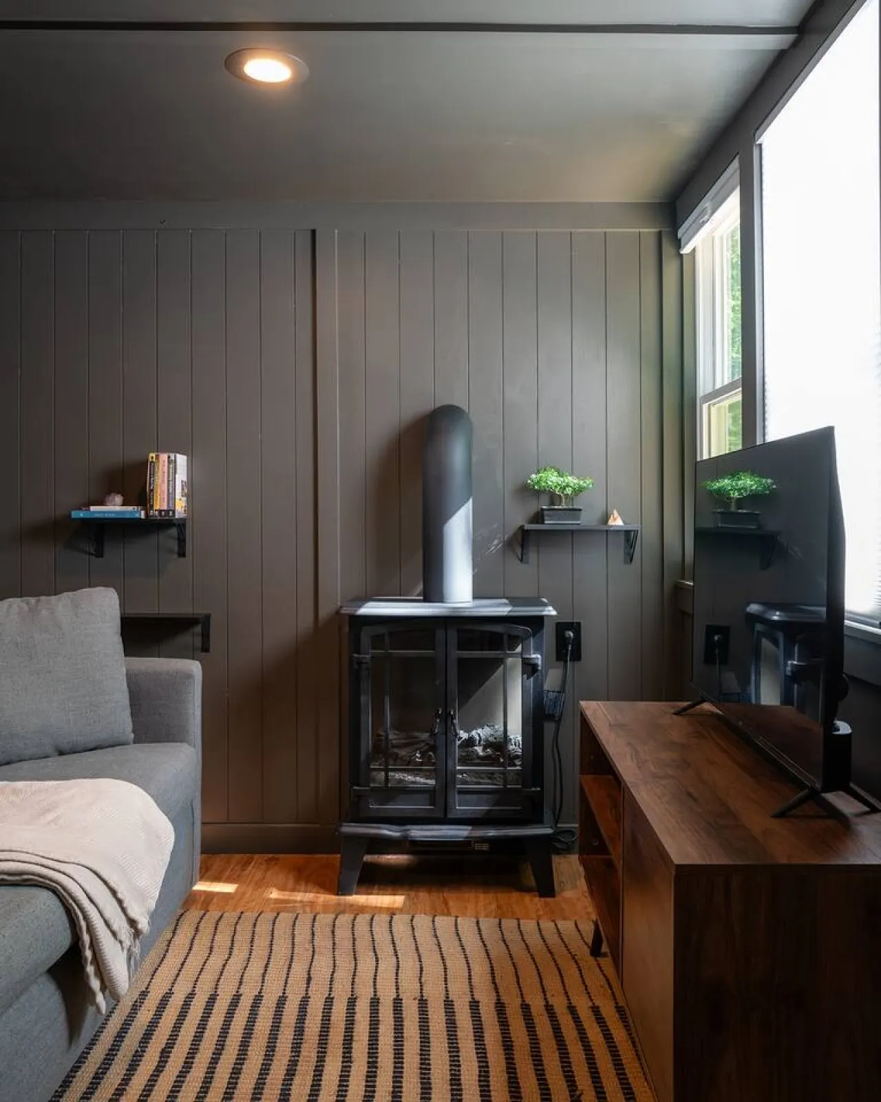 Peaceful Hideaway Sauna, Fireplace, Fenced Yard 2