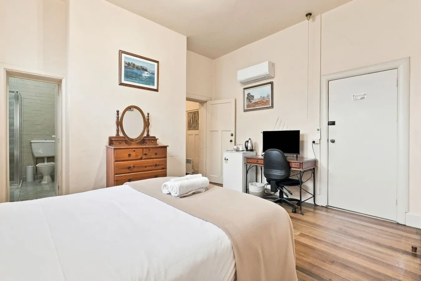 Edinburgh Family + Ensuite Hobart CBD 9