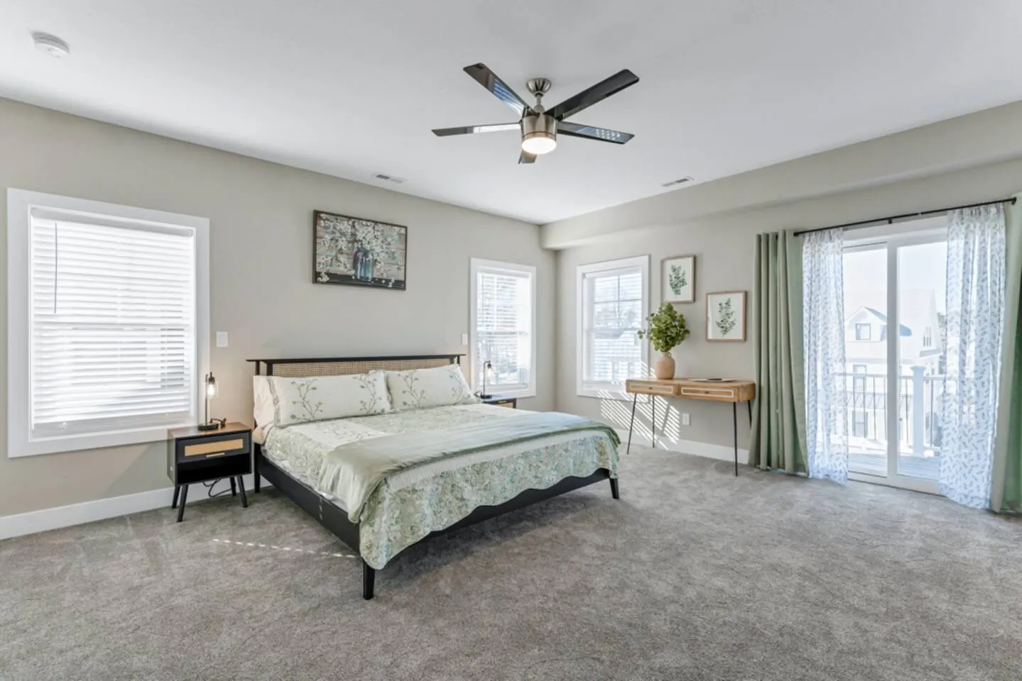 ViBe District 4BR Condo Walk to Beach + Elevator