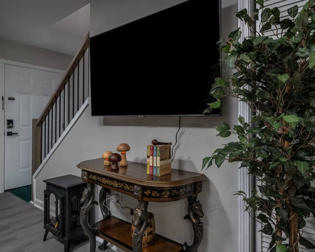 Hobbiton Charm 2 BR Townhouse 8