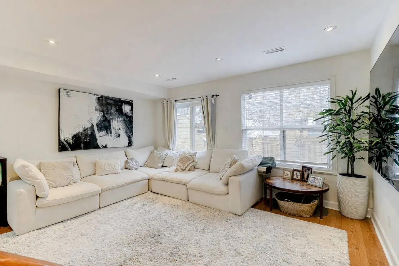 Elegant 3BR Stay in Toronto Free Parking 9