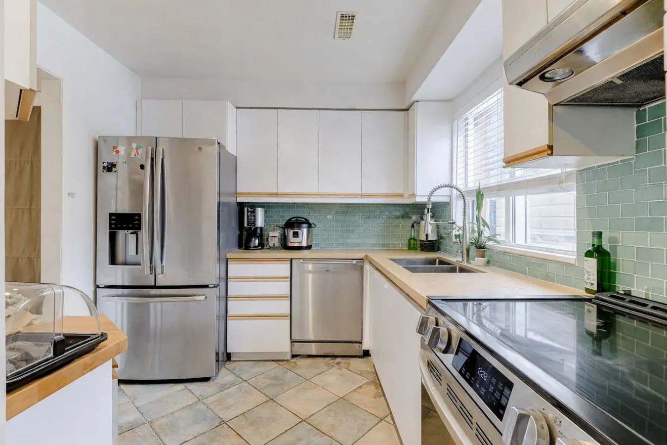 Elegant 3BR Stay in Toronto Free Parking 3