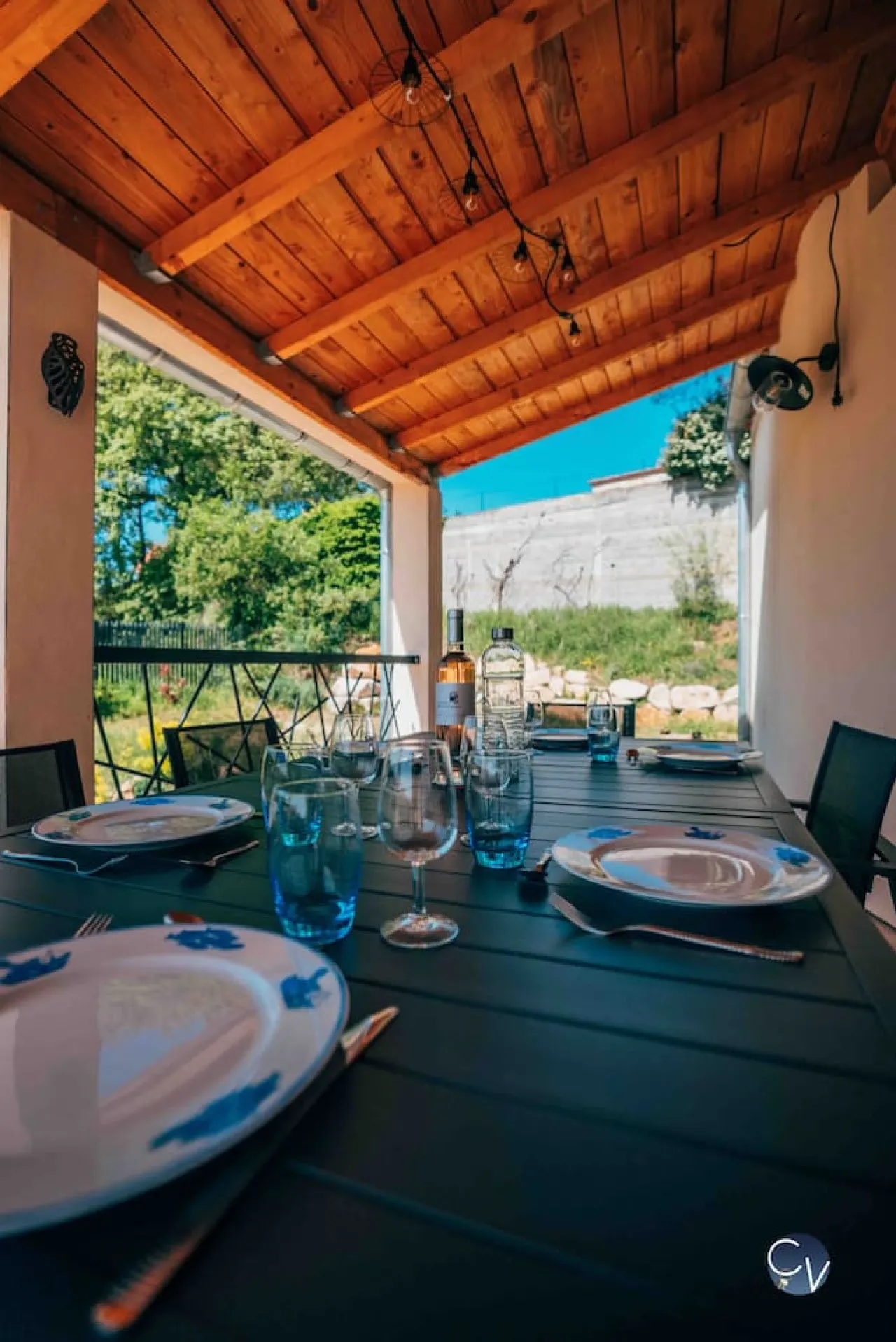 Maison neuve avec piscine, au milieu des vignes