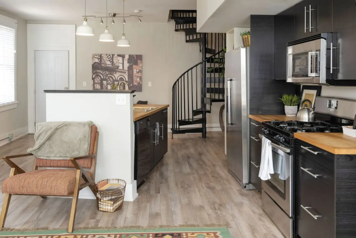 Beams of natural light in a walkable 2-bdrm condo — foto 2