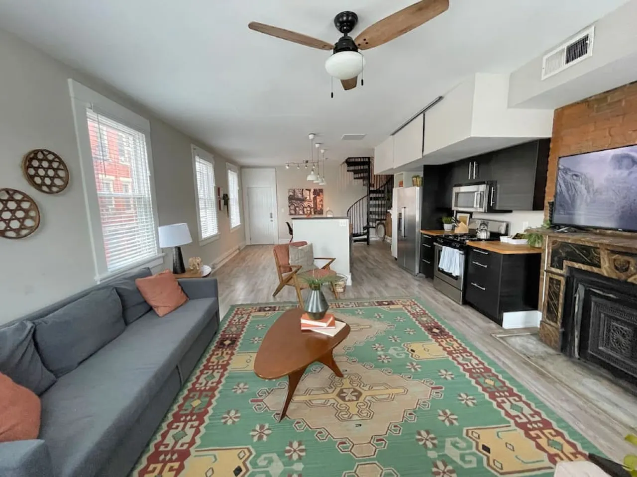 Beams of natural light in a walkable 2-bdrm condo 10